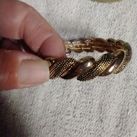 Goldtone stretch metal link bracelet - Picture 2 of 4